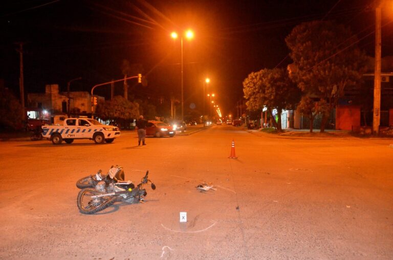 Colisión entre un auto y una moto dejó dos lesionados en en el Circuito Cinco