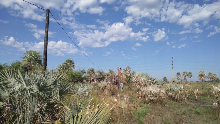 Vecinos del B Loteo Fin de Semana se organizan para poder contar con energía eléctrica