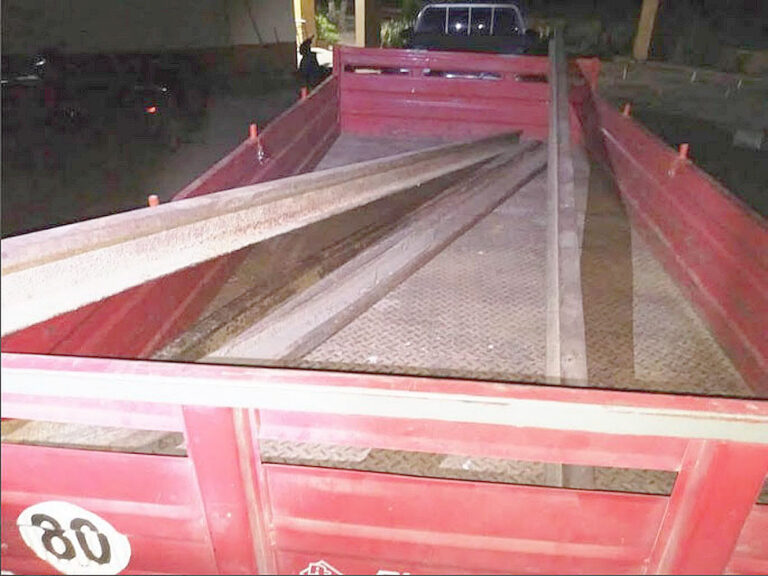 La Policía sorprendió a seis sujetos cuando sustraían rieles de la vía del tren