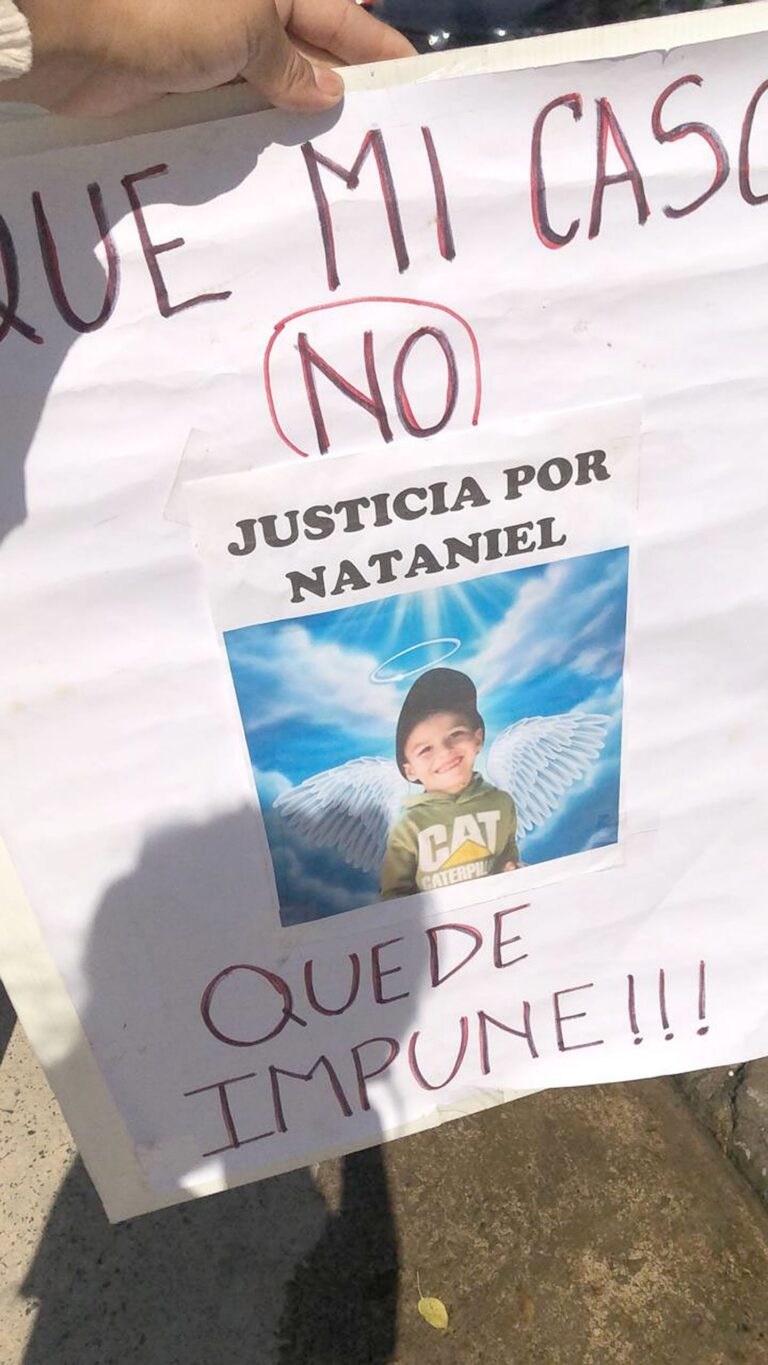 Declaró ante la Justicia el padrastro de Nataniel: vecinos protestaron frente al Juzgado