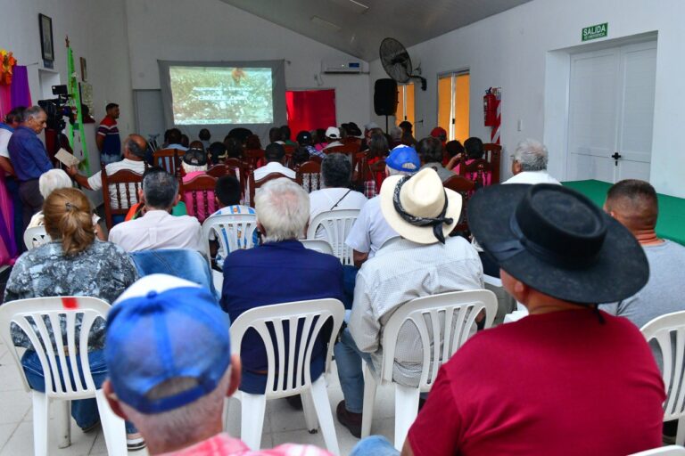 Los adultos mayores disfrutan de las tardes de cine en la Casa de la Solidaridad