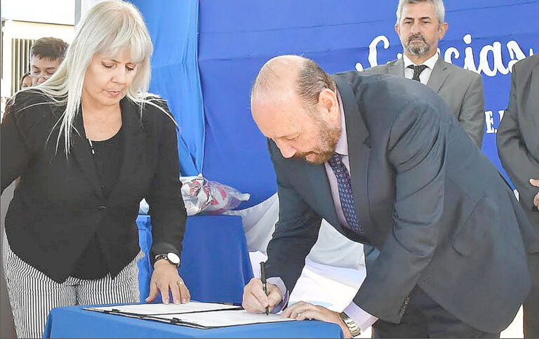 Insfrán firmó el inicio de importantes obras para la localidad de Pirané