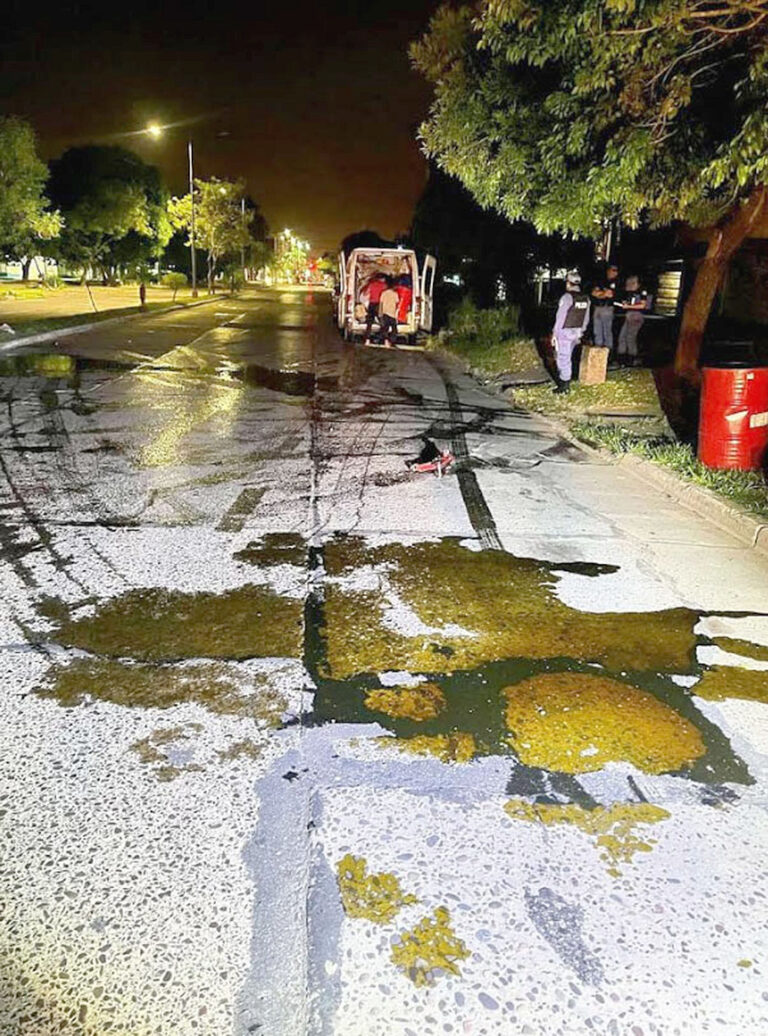 Una camioneta chocó un poste de luz y derramó liquido inflamable