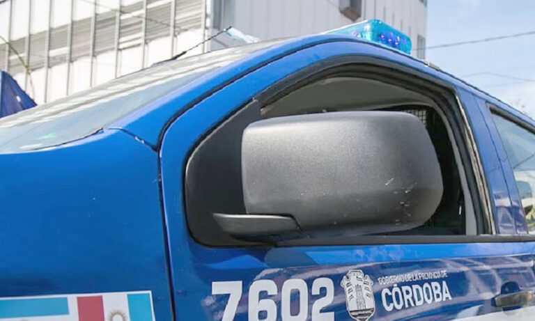 Tensión en el desalojo de una fiesta clandestina en Córdoba: atacaron con piedras a la Policía