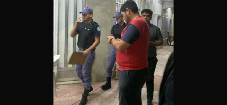 Inseguridad: hombre armado asaltó la Heladería Grido en Av. Gutnisky