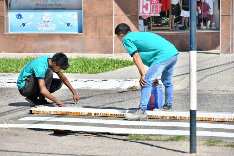 La Comuna refuerza la señalización vial en zonas de establecimientos educativos