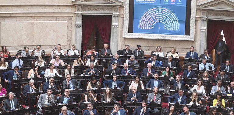 Entre gritos, insultos y acusaciones, la cámara de Diputados aprobó el DNU del acuerdo con el FMI