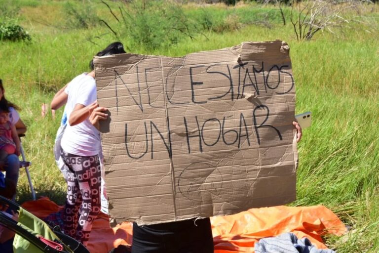 Madres sin techo fueron desalojadas y decidieron quedarse en la zona en busca de respuestas
