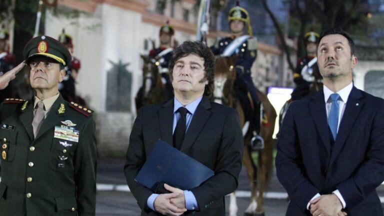 Frente a los Granaderos, Javier Milei llamó «Don Juan José de San Martín» al prócer