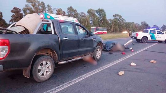 Cuatro jóvenes viajaban en una moto y murieron en un choque