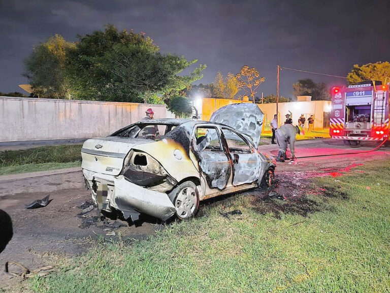 Auto terminó completamente incinerado en Pirané