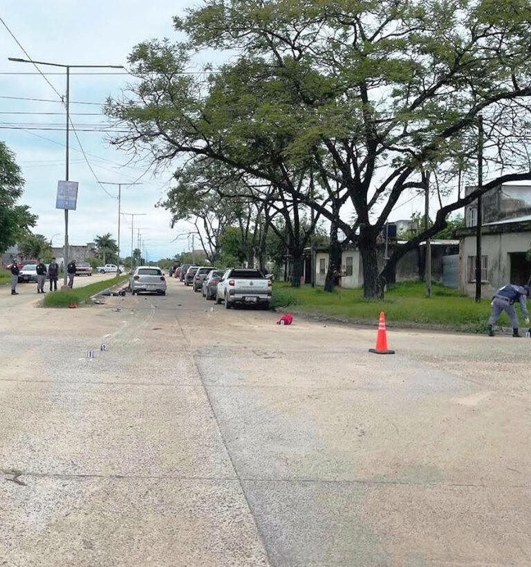 Una motociclista sufrió lesiones graves en una colisión con un auto