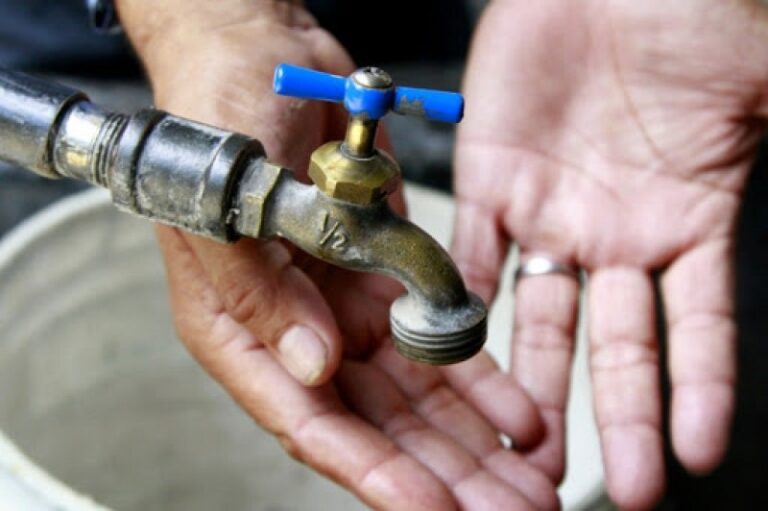 Vecinos del barrio La Alborada denuncian falta de agua potable desde hace una semana