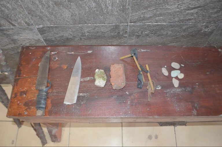 Violenta gresca en el barrio Namqom terminó con tres detenidos y un móvil policial dañado