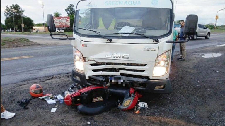 Una motociclista sufrió heridas graves al protagonizar un siniestro vial con un camión