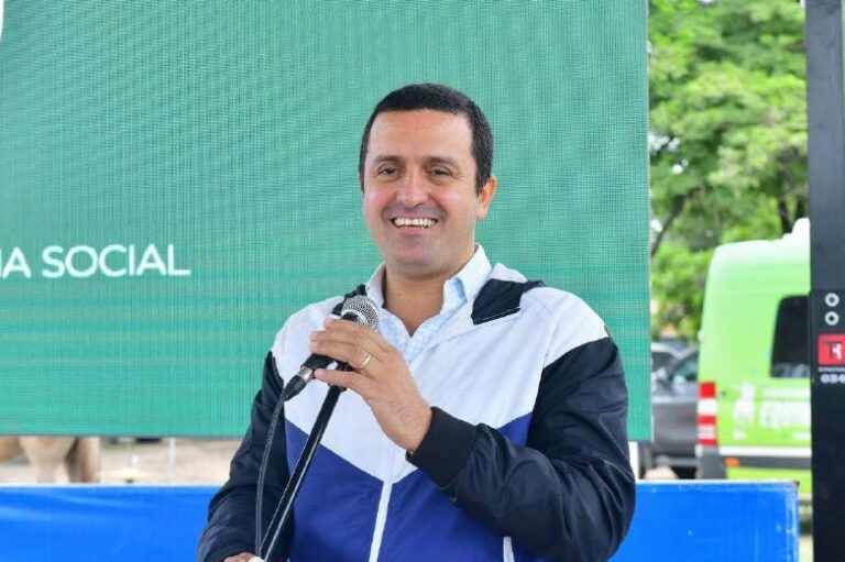 En el marco de una serie de actividades del Gobierno, Solís visitó escuela en Las Lomitas