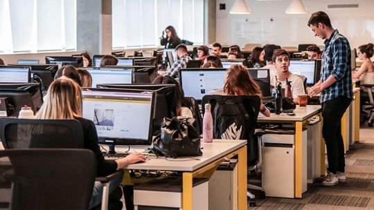 Mercado Libre busca 28.000 nuevos empleos: dónde dejar el currÍculum