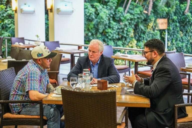 Un senador demócrata visitó a un peligroso salvadoreño deportado