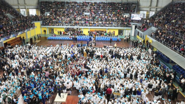 Emotiva promesa de lealtad a la bandera provincial de estudiantes de cuarto año