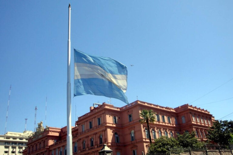 El Gobierno decretó 7 días de duelo nacional por la muerte de Francisco: qué significa