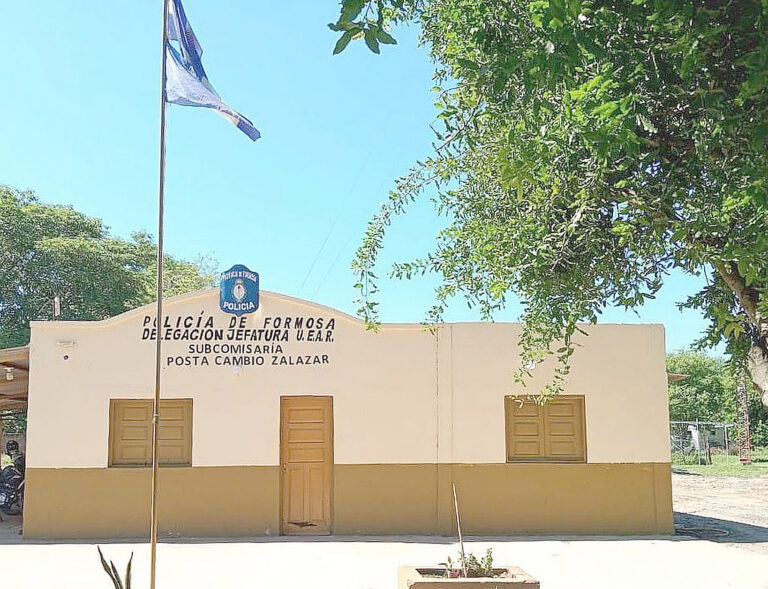 Tres personas fueron rescatadas tras el vuelco de una lancha en Bañado La Estrella