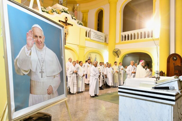 Gran convocatoria en la Catedral para la misa en memoria del Papa Francisco