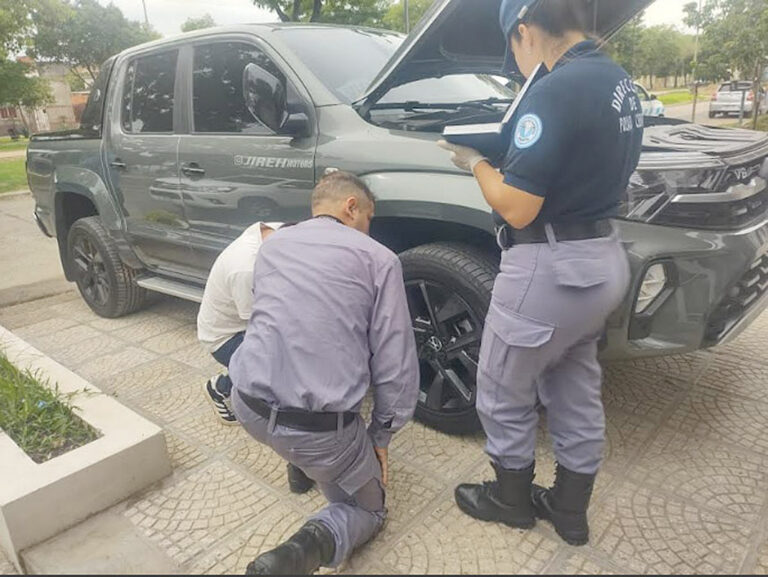 La Policía secuestró tres camionetas y detuvo a tres sujetos