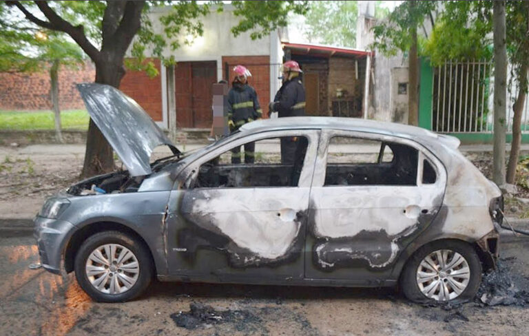 La Policía investiga el incendio intencional de un automóvil