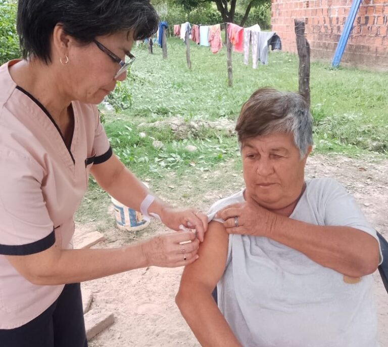 Vacunación antigripal casa por casa para los vecinos de la localidad de Villa Escolar