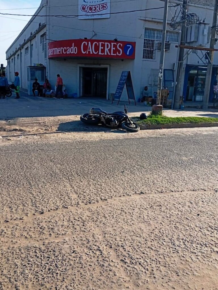 Una mujer sufrió lesiones graves tras ser atropellada por un motociclista