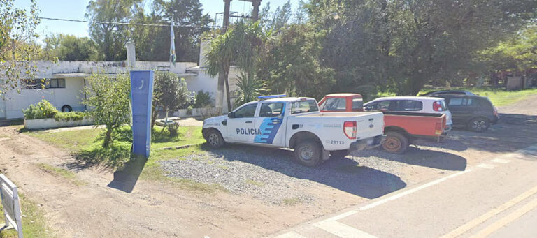 Cuatro delincuentes sorprendieron a un agricultor en su casa de La Plata para robarle