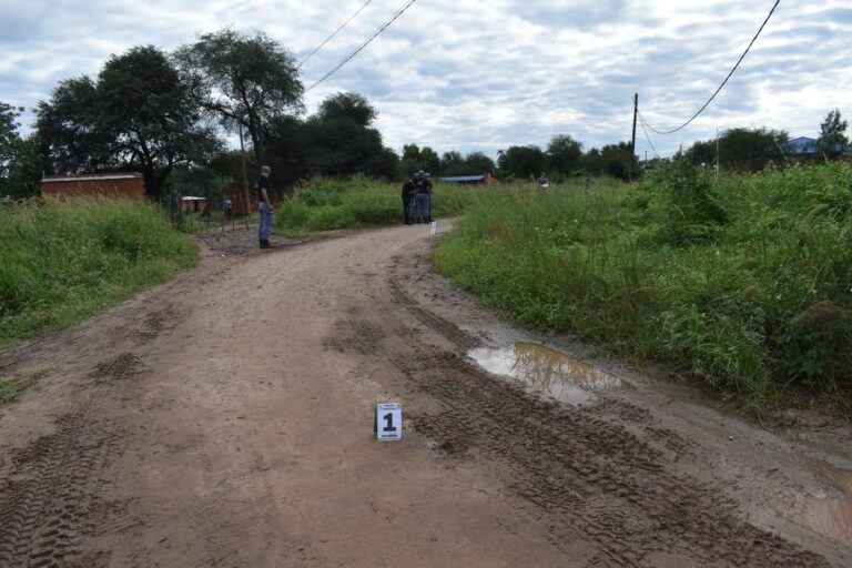 Apuñaló a un joven de 22 años por la espalda y casi lo mata: es intensamente buscado