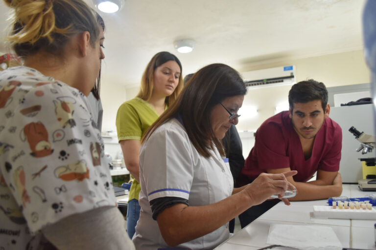 El personal de los laboratorios provinciales recibió una importante capacitación