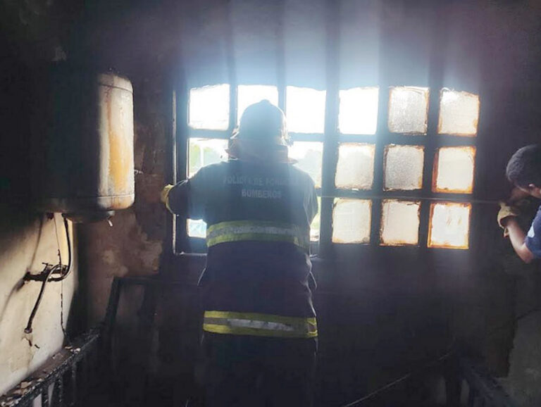 Bomberos extinguieron el incendio de una vivienda