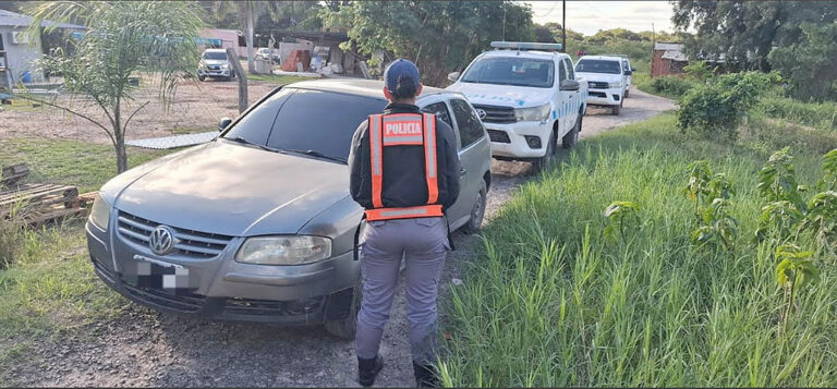 Secuestraron un automóvil y buscan al chofer que intentó atropellar a un policía
