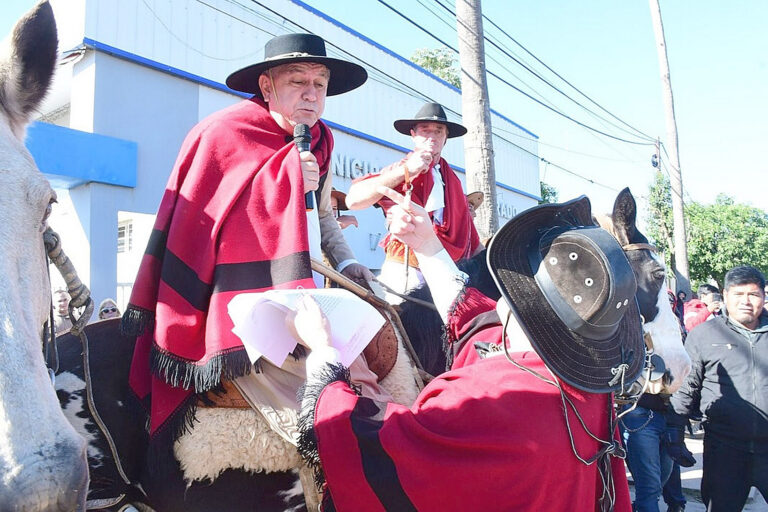 El Colorado: Brignole enfrentó a Paoltroni y Villaggi durante una cabalgata opositora