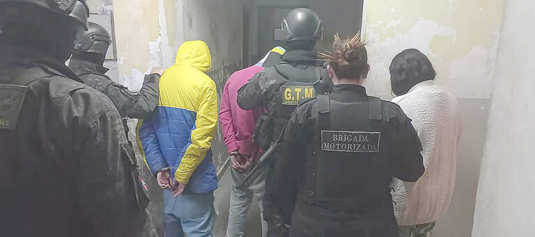 Rosario: detuvieron a una policía acusada de filtrar información a su novio sicario