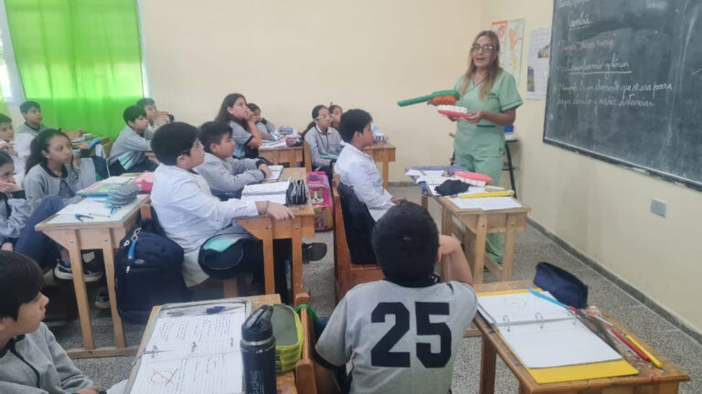 En escuelas del barrio La Nueva Formosa, niñas y niños aprenden a cuidar su salud bucal