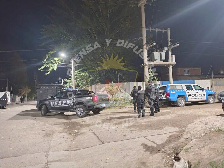 Mataron en un tiroteo a un adolescente y la familia de la víctima le disparó a la Policía