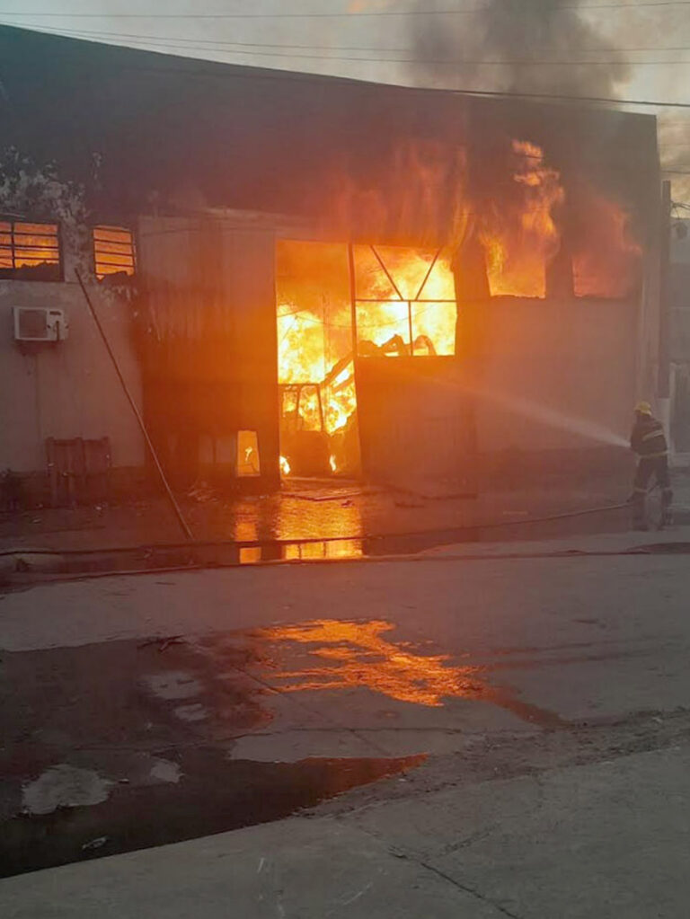 Clorinda: Bomberos evitó que el voraz incendio de un depósito avance a casas vecinas