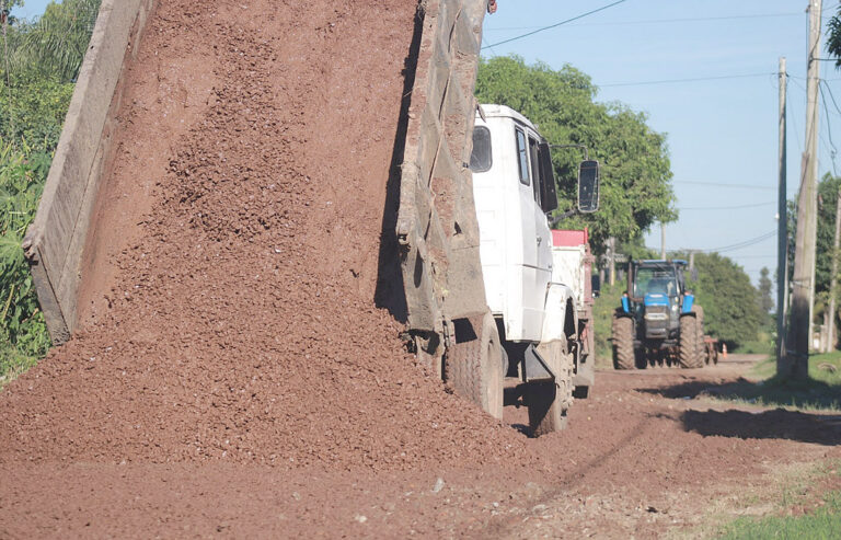 El barrio Bernardino Rivadavia se benefició con enripiado de arteria