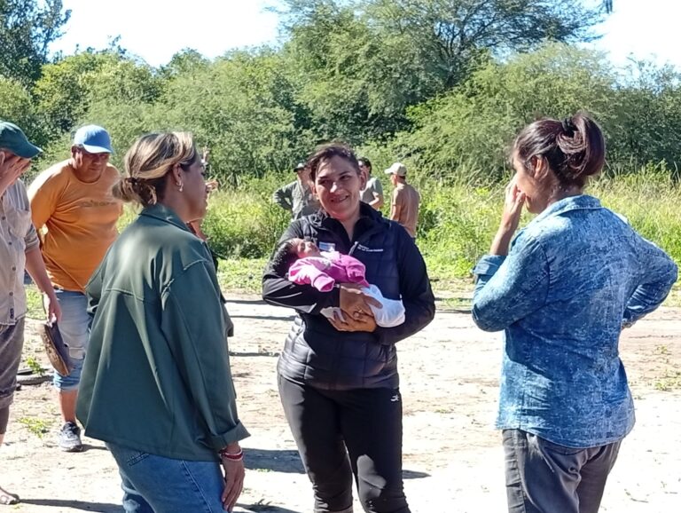 Asisten a familias aborígenes afectadas por la emergencia hídrica en Riacho de Oro