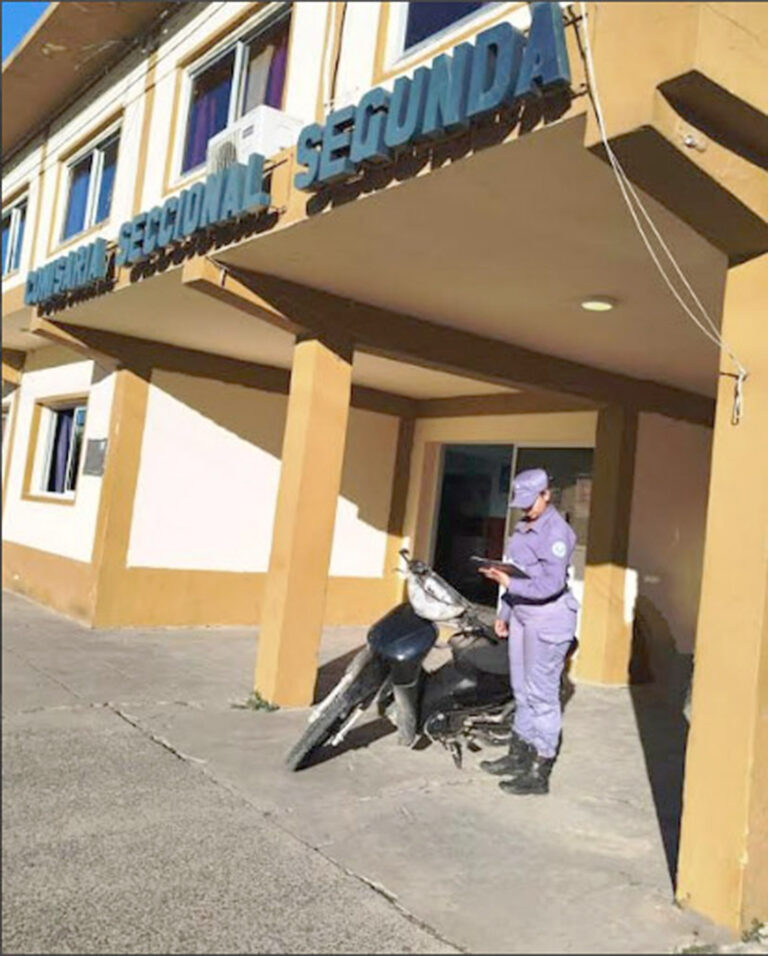 La Policía detuvo a un motociclista que colisionó a una joven