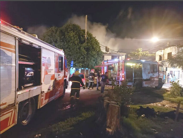 Bomberos extinguieron el incendio de una vivienda