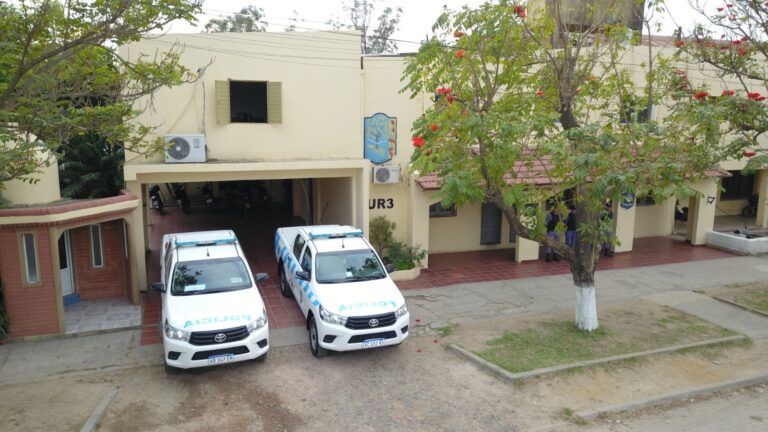 Atraparon a tres sujetos por robar una motocicleta y atacar a efectivo policial