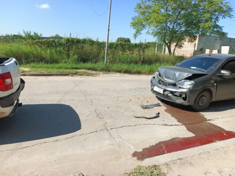 Dos choques en menos de diez minutos sobre la calle Silvestre Güemes: cuatro autos involucrados