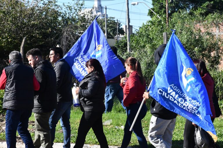 Gamarra y Delguyrecorrierony dialogaroncon los vecinos de El Quebrachito y 12 deOctubre