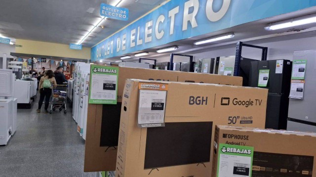 Outlet de Coto vende televisores y parlantes baratos y en cuotas: hay hasta 40% de descuento