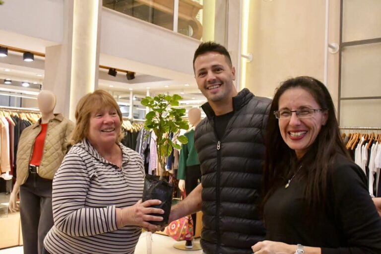 Valores Ciudadanos: Los candidatos a concejales realizaron entrega de plantinesa los vecinos