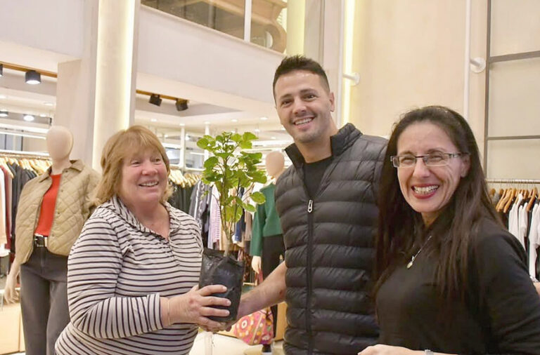 Candidatos a concejales realizaron entrega de plantines a los vecinos